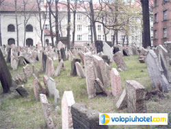 Le lapidi nel cimitero ebraico Le lapidi nel cimitero ebraico