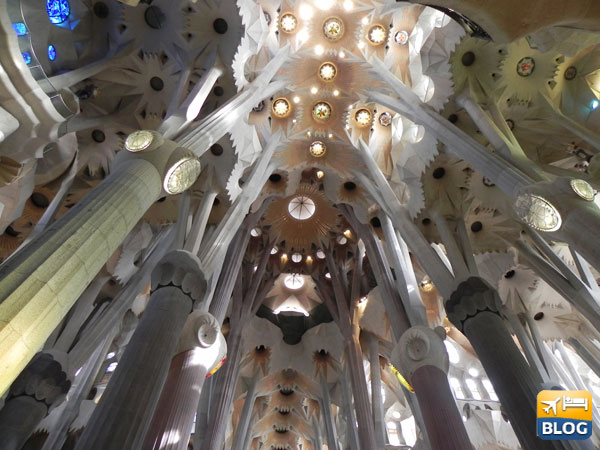Interno della Sagrada Familia a Barcellona