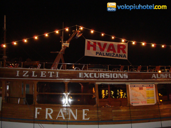 Una delle barche delle escursioni da Bol a Hvar