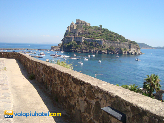 Il castello Aragonese ad Ischia visto da Cartaromana
