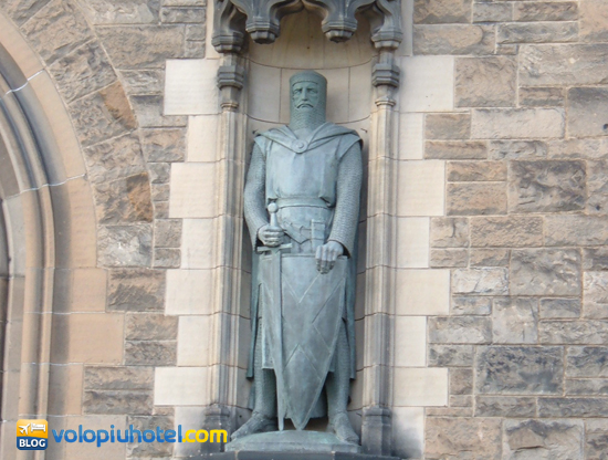 Statua di Sir William Wallace all'entrata del Castello