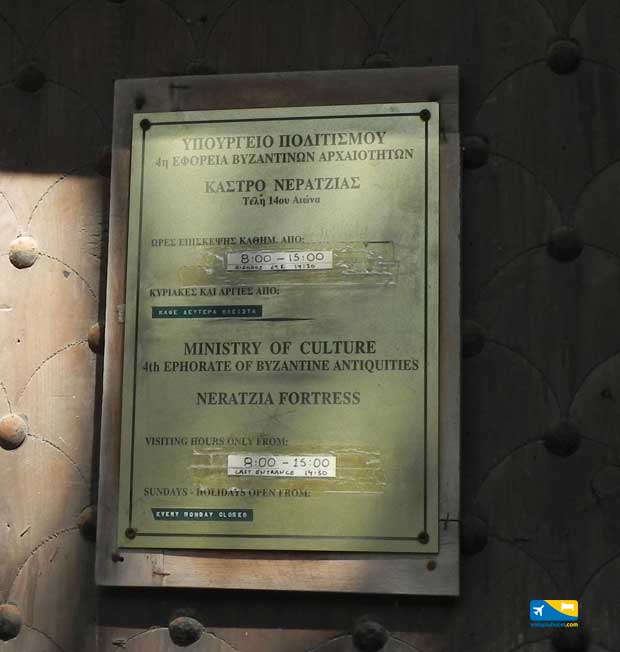 Tabella Orari fuori al castello