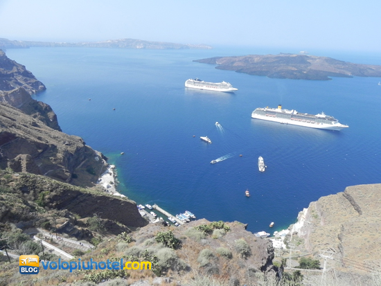 Una crociera Costa e Msc al porto di Santorini