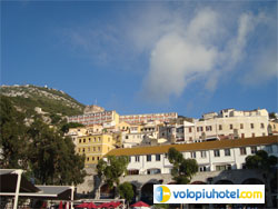 Piazza e veduta del Castello Moresco