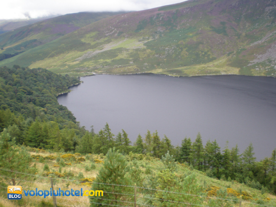 Le acque scure del Lough Tay a Dublino