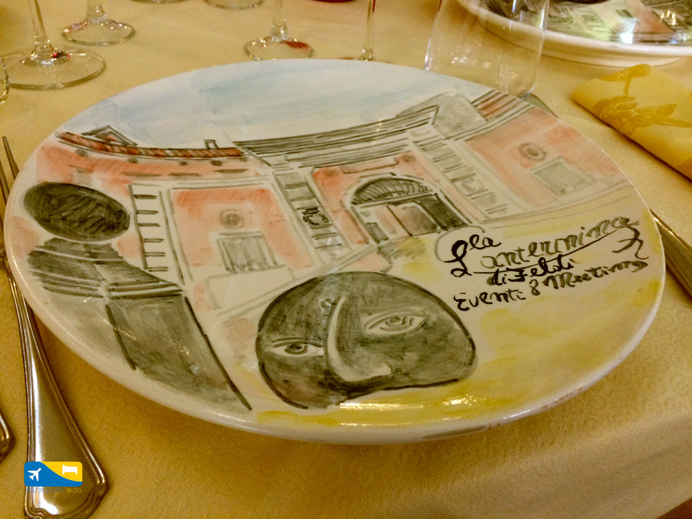 I piatti dipinti a mano della Pizzeria La Lanternina ad Acerra 