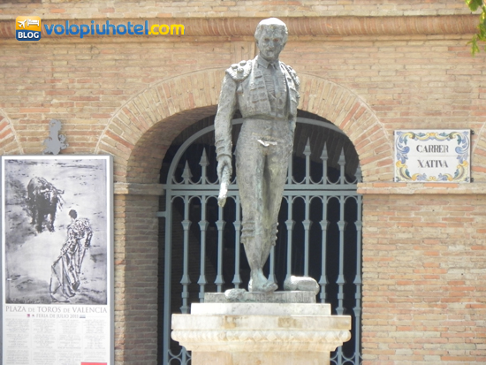 Statue di famosi toreri all'esterno della Plaza de Toros