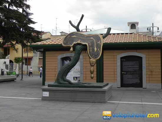 Altra opera di Dalì in piazza a Sorrento