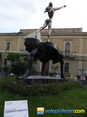 Pianoforte Surrealista Salvator Dalì in Piazza a Sorrento