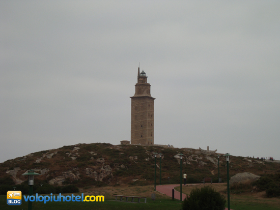 Veduta della torre di Ercole a La Coruña dalla strada