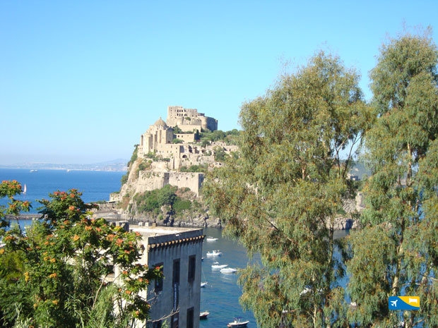 Torre di Guevara con il Castello Aragonese 