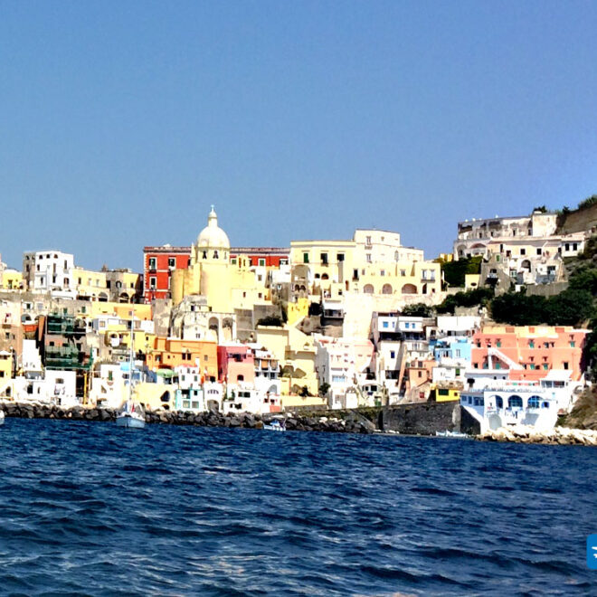 Marina di Corricella a Procida i colori che non ti aspetti