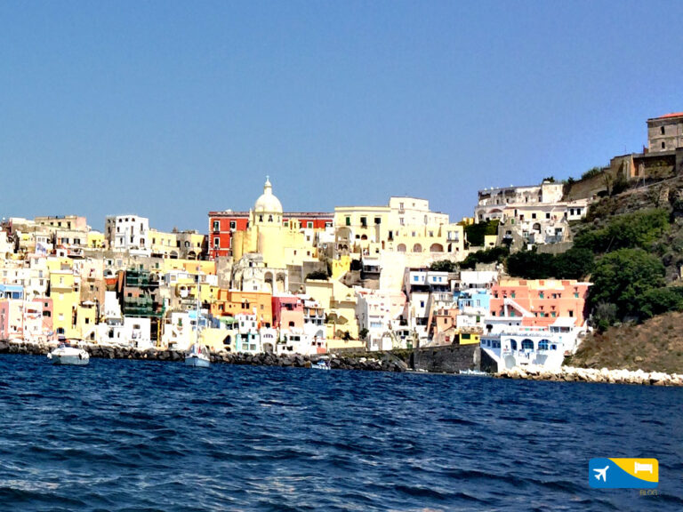 Marina di Corricella a Procida i colori che non ti aspetti