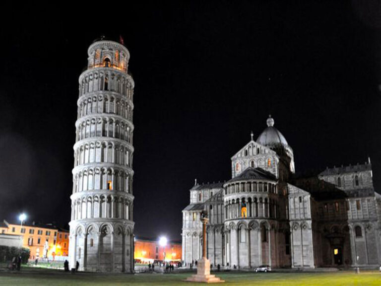 Piazza dei Miracoli a Pisa aperture serali